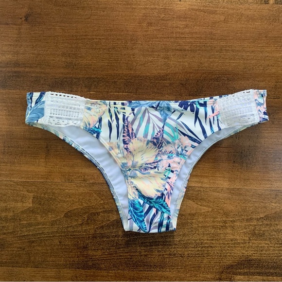 🇨🇦HOST PICK!!!Roxy Tahiti swim suit set, XS - Picture 3 of 5